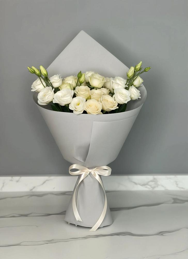 Букет цветов из: Розы и Лизиантусы в Кинешме