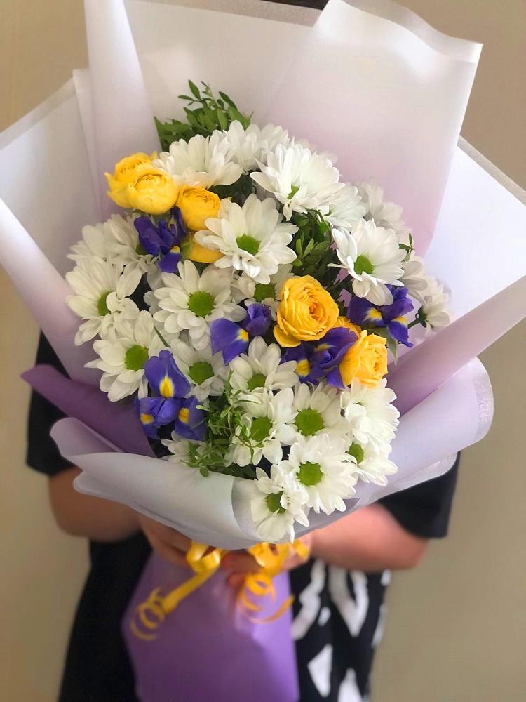 Букет цветов из: Ирисы, Хризантемы и Розы в Кинешме