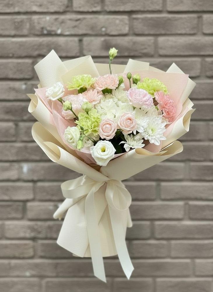 Букет цветов из: Гвоздики, Розы, Лизиантусы и Хризантемы в Кинешме