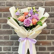 Букет цветов из:  Лизиантусы и Розы в Кинешме