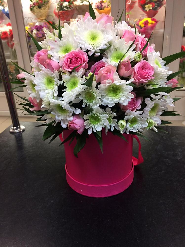 Цветочная композиция из Розы и Хризантемы в шляпной коробке в Кинешме