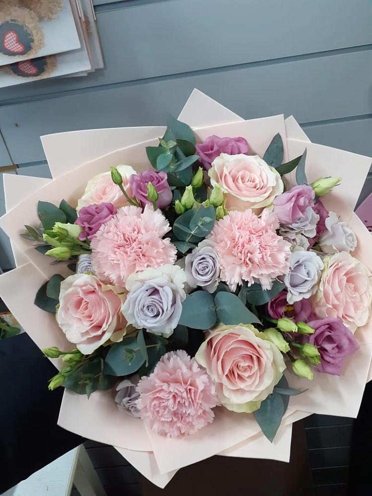 Букет цветов из: Розы, Гвоздики и Лизиантусы в Кинешме