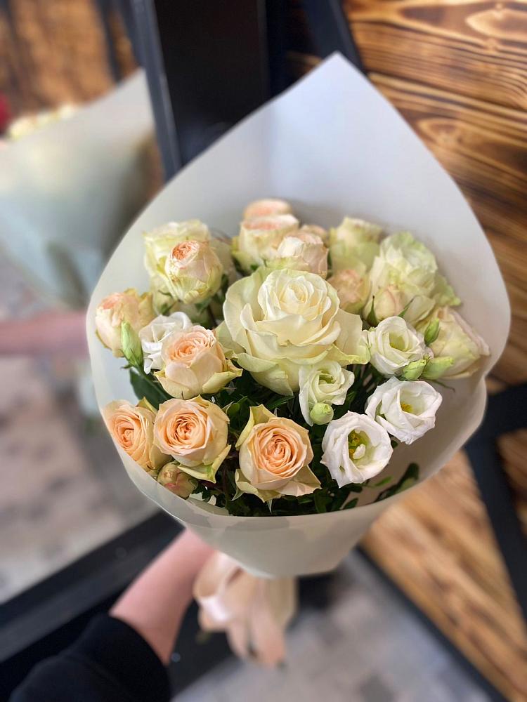 Букет цветов из: Розы и Лизиантусы в Кинешме